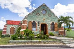 La chiesetta anglicana di St. Barnabas, Antigua e Barbuda. La semplice architettura con cui è stato progettato questo luogo di culto è caratterizzata dai mattoni color verde acqua ...