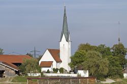 La chiesetta dei Santi Pietro e Paolo a Kirchbichl, un grazioso villaggio nei dintorni di Bad Tolz, Germania.



