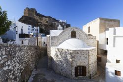 La chiesetta del villaggio di Mandraki sull'isola di Nisyros, Grecia. Nisiro è un'isola vulcanica che appartiene geograficamente al Dodecaneso.
