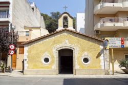 La chiesetta della Speranza a Blanes, Costa Brava, Spagna. La graziosa facciata dipinta di giallo e decorata in bianco dell'edificio religioso di Blanes.

