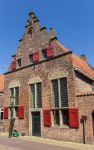 La chiesetta dello Spirito Santo a Hasselt, Belgio. Costruita in mattoni, ha le persiane color rosso.
