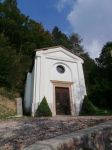 La chiesetta di frazione Quaras, Segonzano (Trentino Alto Adige). Appena al di fuori di questo piccolo centro abitato sorge una cappella dedicata al Sacro Cuore di Gesù costruita fra ...