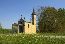 La chiesetta di Nostra Signora delle banche vicino a Zibello in una delle golene del fiume Po