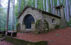 La chiesetta di Nostra Signora nella foresta di Vizzavona, Alta Corsica, in autunno. 

