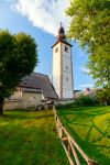 La chiesetta di San Giovanni Battista nel villaggio di Ribchev Laz nei pressi del lago di Bohinj, Slovenia. Questo edificio religioso in stile romanico è uno delle principali attrazioni ...