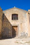 La chiesetta di San Pietro a Craco, Matera, Basilicata. Fra i monumenti e i luoghi che i turisti visitano in questo borgo abbandonato c'è anche la graziosa chiesa dedicata a San Pietro.



 ...