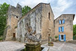 La chiesetta in pietra grigia di Notre Dame de Saint Veran a Fontaine de Vaucluse, Francia - © Krisztian Juhasz / Shutterstock.com