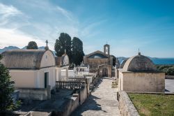 La chiesetta romanica di San Pietro e San Paolo a Lumio, Corsica. Edificata nell'XI° secolo, è in pietra granitica rosa ed è classificata come monumento storico nazionale.

 ...