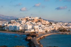 Veduta della Chora di Naxos, Grecia - Si affaccia sul porto la Chora, ovvero la città di Naxos. Lungo la banchina vi è una passeggiata che volge lo sguardo alla marina da dove ...