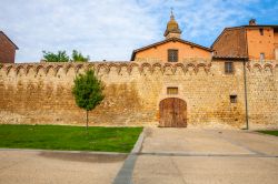 La cinta muraria che avvolge il centro storico del borgo di Buonconvento in Toscana, provincia di Siena