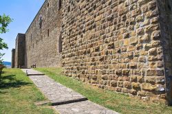 La cinta muraria del castello di Lagopesole, Basilicata. Tipica dei castelli federiciani è la compattezza di questa costruzione che presenta tre sole feritoie sulle pareti sud, est e ...