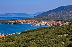 La città adriatica di Cres vista dall'alto, Croazia.

