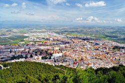 La città andalusa di Jaen, Spagna, fotografata dall'alto: è situata alle falde del Cerro de Santa Catilina e ha sullo sfondo le montagne della Sierra Morena.
