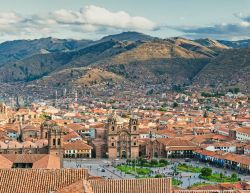 La città coloniale di Cuzco, Perù, dall'alto. Situata sulle Ande peruviane, in passato è stata la capitale dell'impero inca; oggi è famosa per le rovine archeologiche ...