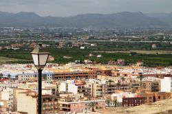 La città costiera di Orihuela, Spagna. Situata nella comunità autonoma Valenciana, questa località spagnola si trova in provincia di Alicante sul fiume Segura a una ventina ...