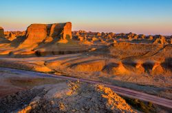 La Città del Diavolo, Mogui Cheng, Turpan (Cina). Lo spettacolare paesaggio arido di questa località nel deserto del Gobi.
