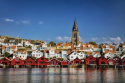 La città di Fjallbacka e le tipiche abitazioni colorate, su tutte spicca la chiesa neogotica - © Rolf E. Staerk / shutterstock.com