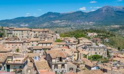 La città di Alatri vista dall'acropoli di Alatri, Frosinone, Lazio. Sorge su una collina nel cuore della Ciociaria, alle pendici dei monti Ernici che costituiscono il confine naturale ...