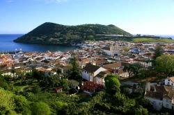 La città di Angra do Heroismo e il porto dell'isola di Terceira, Portogallo. Una delle tre principali isole delle Azzorre, Angra vanta un centro storico classificato patrimonio mondiale ...
