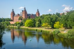 La città di Aschaffenburg adagiata sulle sponde del fiume Meno, Germania. Si trova nel nord ovest bavarese, ai piedi dello Spessart, zona collinosa delimitata su tre lati dal Meno o dai ...