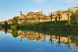 La città di Auch riflessa nelle acque del fiume Gers, Francia.

