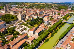 La città di Auch vista dall'alto, Francia, con la cattedrale di Santa Maria.

