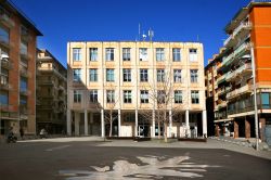 La città di Caserta con i suoi palazzi affacciati su una piazza del centro, Campania.
