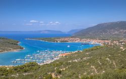 La città di Cres (Croazia) vista dall'alto. Cres è la capitale storica dell'omonima isola anche se in antichità questo ruolo era rivestito dalla città di ...