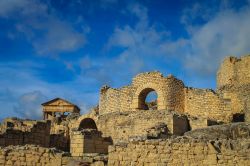 La città di Dougga in Tunisia. La buona costruzione degli edifici permette di fare una passeggiata virtuale in quest'antica località tunisina.
