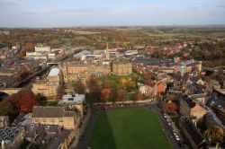 La città di Durham dalla cima delle torre della cattedrale normanna, Inghilterra.
