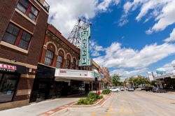 La città di Fargo con il teatro locale in una giornata di sole, Nord Dakota, Stati Uniti - © David Harmantas / Shutterstock.com