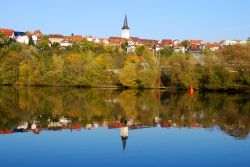 La città di Freiberg riflessa nelle acque del fiume Neckar, sud ovest della Germania. E' un affluente della riva destra del Reno con cui si unisce a Mannheim.
