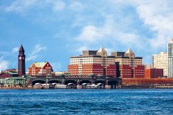 La città di Hoboken, New Jersey (USA), fotografata dal fiume Hudson in una giornata di sole.



