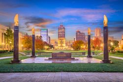 La città di Indianapolis, stato dell'Indiana (USA). Skyline by night con monumenti e palazzi.



