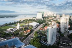 La città di Johor Bahru, Malesia, vista dall'alto. Negli anni recenti la capitale dello stato di Johor è stata caratterizzata da una forte crescita - © AhXiong / Shutterstock.com ...