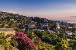 La città di Kingston, Giamaica, al calar del sole. Le radici di questa località risalgono al 1692 anno della rovina di Port Royal (antica capitale della Giamaica), distrutta da ...