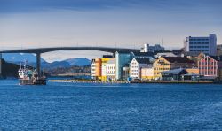 La città di Kristiansund con uno scorcio del ponte sulla costa norvegese. Qui inizia la celebre Atlantic Road, uno dei più bei percorsi al mondo.
