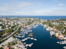 La città di Kristiansund, Norvegia, fotografata dall'alto. E' una delle città più caratteristiche della Norvegia con le sue case colorate intorno al porto: si estende ...