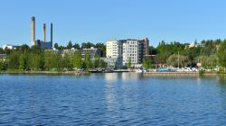 La città di Kuopio affacciata sul lago Kallavesi, Finlandia. Situata nella regione del Savo settentrionale, Kuopio ha un'estensione di oltre 2.300 km quadrati di cui buona parte ricoperti ...