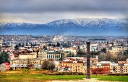 La città di Kutaisi vista dalla cattedrale di Bagrati, Georgia. Ricca di strade alberate e di parchi nel centro, Kutaisi è circondata da foreste caducifoglie  con a sud  ...