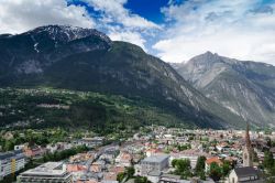 La città di Landeck vista dall'alto, Tirolo (Austria). Questa località è conosciuta dagli escursionisti per essere anche parte del Cammino di Santiago. Da qui passa ...
