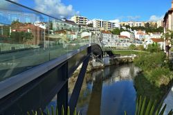 La città di Leiria (Portogallo) vista dal fiume Lis in una giornata di sole.

