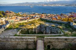 La città di Milazzo e la costa in provincia di Messina dall'alto del castello, Sicilia. Questa graziosa cittadina è racchiusa fra due golfi, quello di Milazzo a est e quello ...