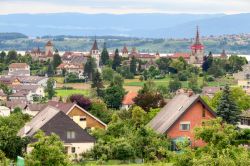 La città di Murten con il castello, Svizzera. A volere la costruzione di questo palazzo fu nel 1255 il conte Pietro II° di Savoia. Nel corso della sua storia è stato dimora ...