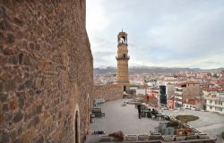 La città di Nigde e la torre dell'orologio fotografate dal castello, Turchia - © Prometheus72 / Shutterstock.com