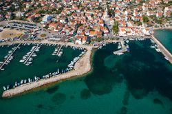 La città di Pakostane con il suo porto fotografati dall'aereo (Croazia) - © Hieronymus / Shutterstock.com