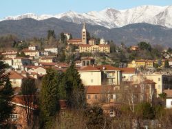 La città di Pinerolo ai piedi delle Alpi in Piemonte - © Francofranco56 - Wikipedia