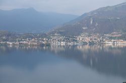 La città di pisogne fotografata dal Lago di Iseo in Lombardia