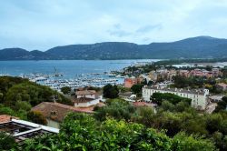 La città di Porto-Vecchio affacciata sul mare, Corsica. Di origine genovese, Porto-Vecchio è la terza cittadina della Corsica dopo Bastia e Ajaccio. La sua costruzione è ...