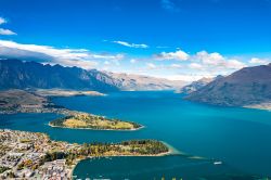 La città di Queenstown  e il Lago Wakatipu, Isola del Sud, Nuova Zelanda